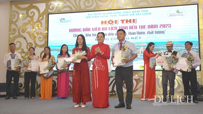 Trưởng Ban Tổ chức trao 2 giải Nhất cho thí sinh Phạm Tấn Vũ và Nguyễn Thị Kim Thi tại Hội thi - Ảnh: Trần Lợi.